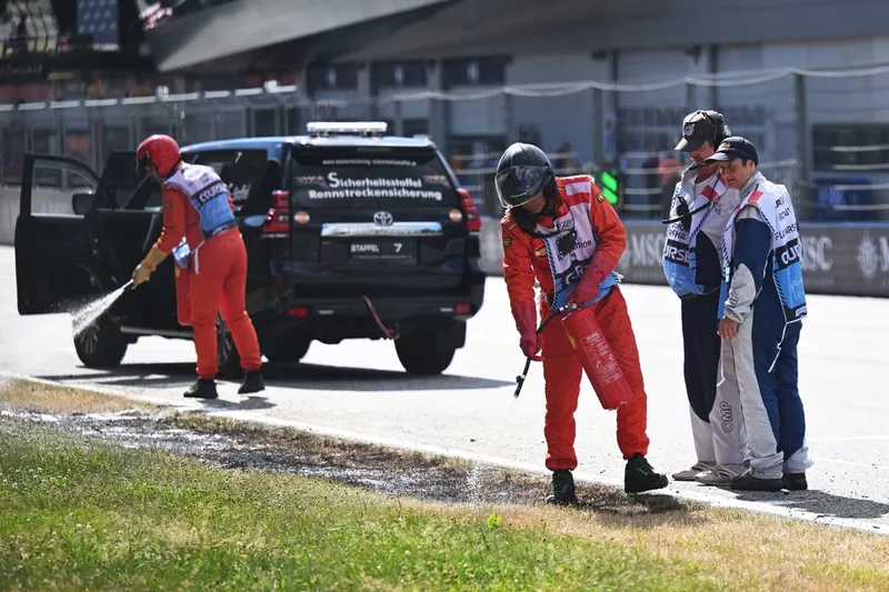 Les commissaires éteignent un incendie en bord de piste dans la Q2 pendant les qualifications 