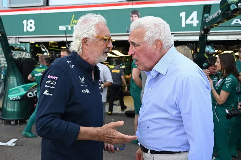Flavio Briatore, conseiller exécutif d'Alpine F1, s'entretient avec Lawrence Stroll, propriétaire de l'équipe Aston Martin F1 Team.