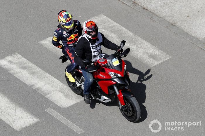 Sergio Pérez, Red Bull Racing, regresa a pits después de chocar 