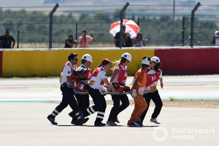 Jorge Lorenzo tuvo que ser evacuado en camilla de Motorland tras caerse en la primera curva de la carrera.