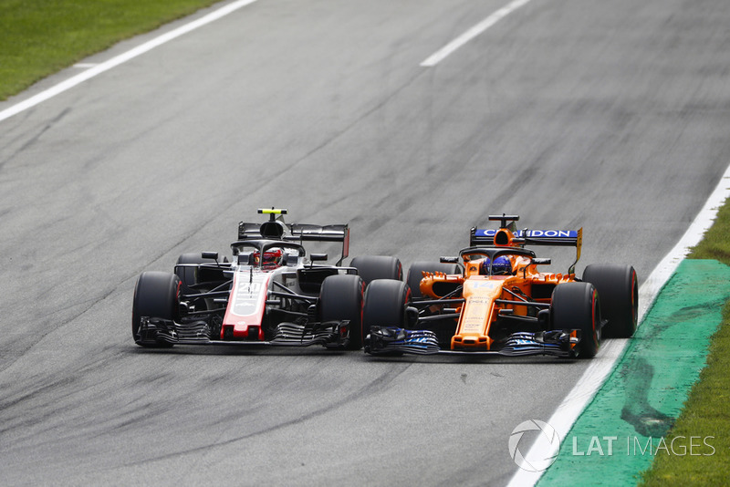 Kevin Magnussen, Haas F1 Team VF-18, y Fernando Alonso, McLaren MCL33, batallan en Monza