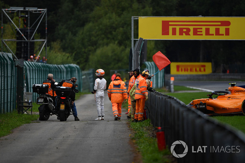 Red flag after Stoffel Vandoorne, McLaren MCL33 crashed in FP3