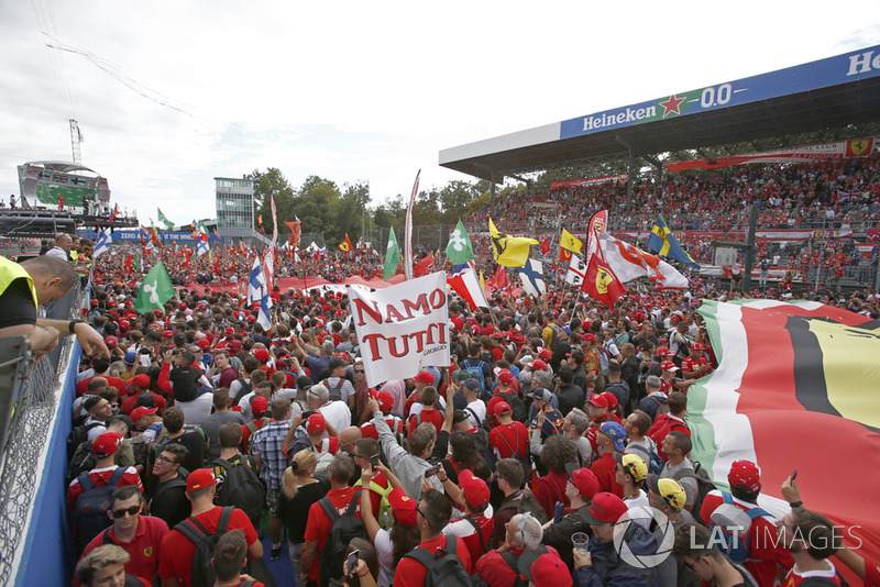 Los fanáticos miran el podio