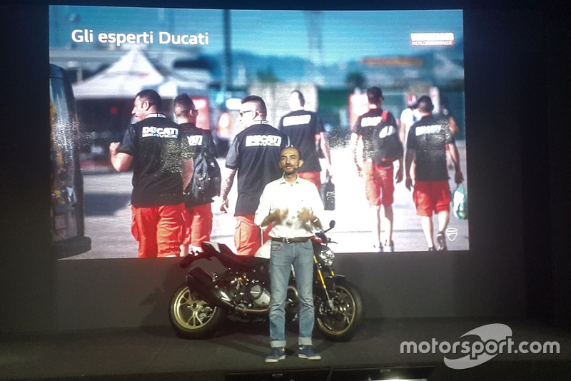 Foto de grupo con Claudio Domenicali, AD Ducati Motor Holding, con la Ducati Monster 25 Anniversario