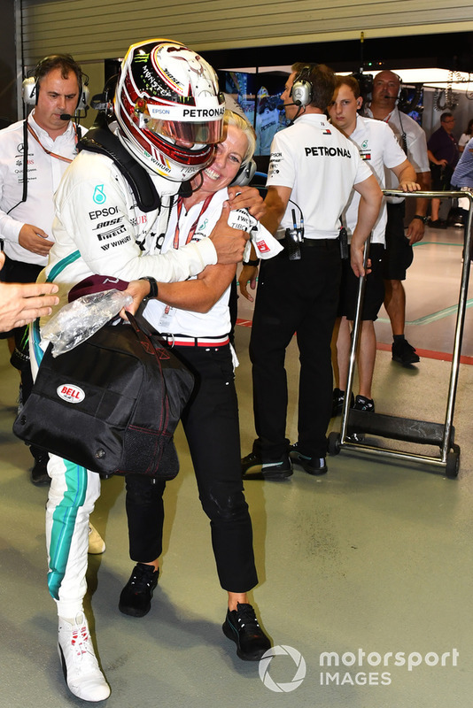 Pole sitter Lewis Hamilton, Mercedes AMG F1 celebrates in parc ferme with Angela Cullen, Physio and PA
