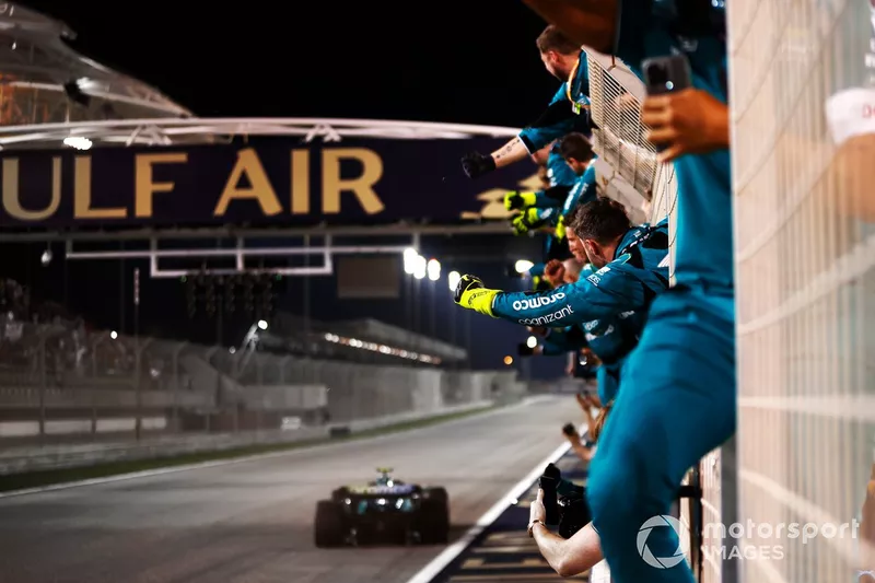 Fernando Alonso, Aston Martin AMR23, taglia il traguardo
