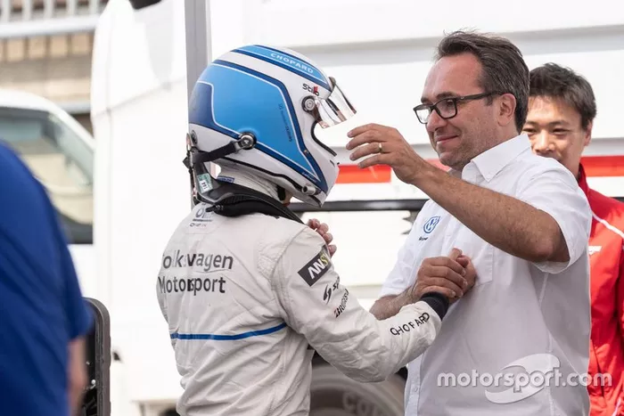 Sven Smeets felicita a Romain Dumas