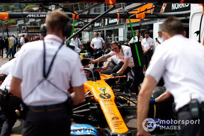 McLaren team practicando los pit stops