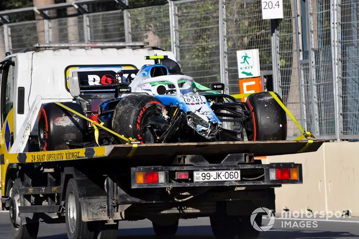 La monoposto incidentata di Robert Kubica, Williams FW42 sul retro di un camion