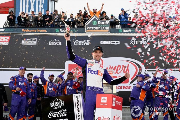 Ganador Denny Hamlin, Joe Gibbs Racing, FedEx Express Toyota Camry