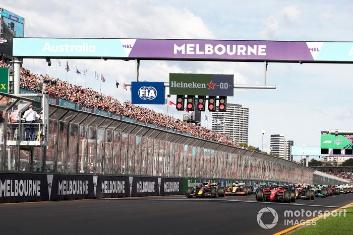 Charles Leclerc, Ferrari F1-75, Max Verstappen, Red Bull Racing RB18, se preparan para liderar el campo mientras esperan que se apaguen las luces de salida