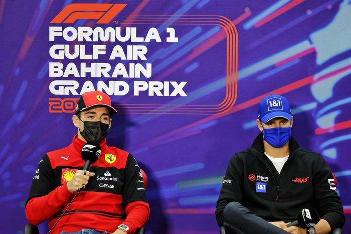 Charles Leclerc, Ferrari, Mick Schumacher, Haas F1 Team, en la rueda de prensa