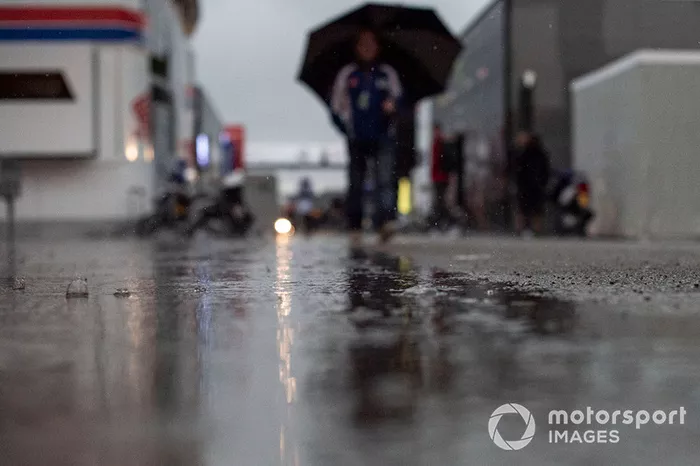 Lluvia en el paddock
