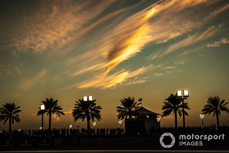 Sonnenuntergang am Yas Marina Circuit in Abu Dhabi