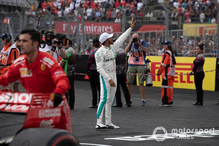 Lewis Hamilton, Mercedes AMG F1 celebra en parc ferme 