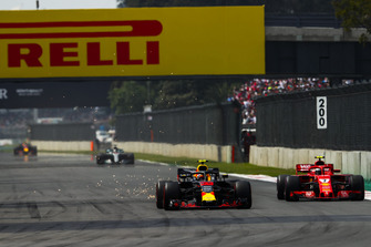 Max Verstappen, Red Bull Racing RB14, passe Kimi Raikkonen, Ferrari SF71H