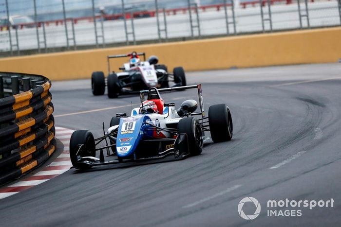 Sacha Fenestraz, Carlin