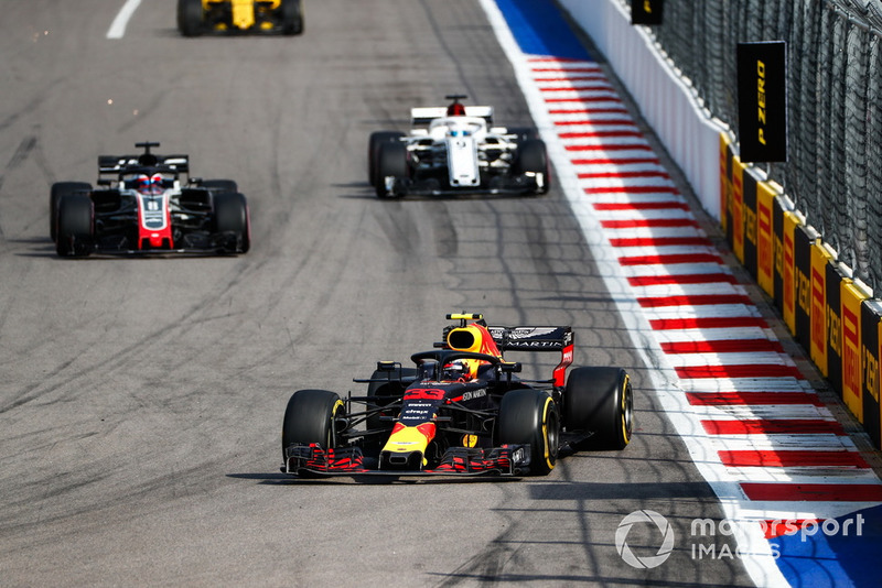 Max Verstappen, Red Bull Racing RB14, lidera a Romain Grosjean, Haas F1 Team VF-18, y Marcus Ericsson, Sauber C37