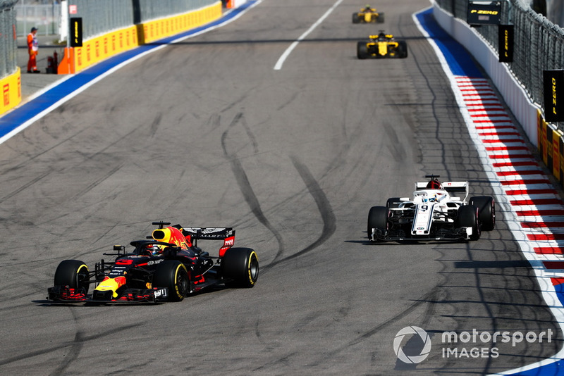 Daniel Ricciardo, Red Bull Racing RB14, precede Marcus Ericsson, Sauber C37