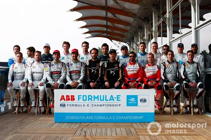 Les pilotes posent pour une photo
