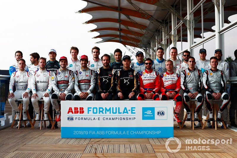 Les pilotes posent pour une photo