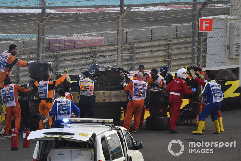 L'équipe médicale et les commissaires viennent en aident à Nico Hulkenberg, Renault Sport F1 Team R.S. 18 après son accident du premier tour