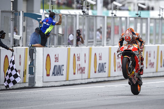 Marc Marquez, Repsol Honda Team, franchit la ligne d'arrivée