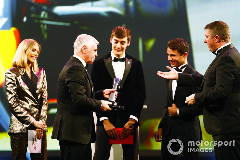 Il pilota della Williams F1 George Russell, e il pilota della McLaren F1 Lando Norrissul palco per consegnare il "National Racing Driver Award" a Dan Ticktum, accettato per suo conto da Derek Warwick