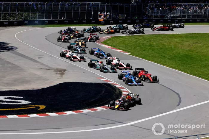 Max Verstappen, Red Bull Racing RB18, Fernando Alonso, Alpine A522, Carlos Sainz, Ferrari F1-75, Lewis Hamilton, Mercedes W13, el resto en la salida