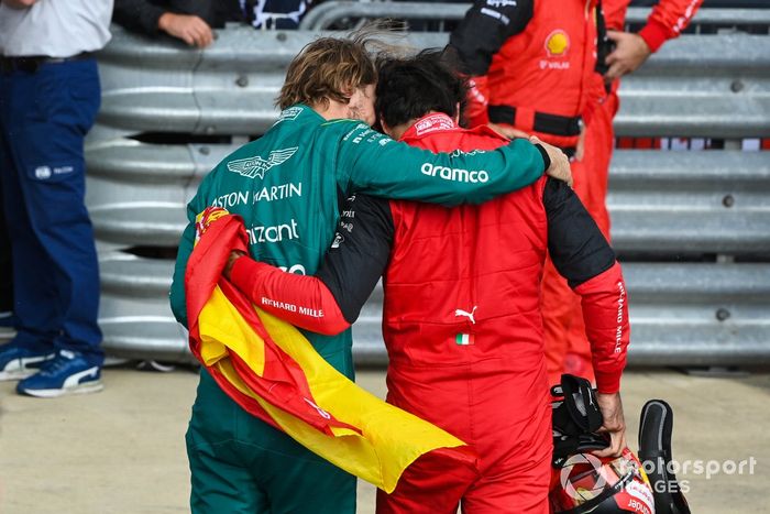 Sebastian Vettel, Aston Martin, felicita a Carlos Sainz, Ferrari, 1ª posición, en el Parc Ferme