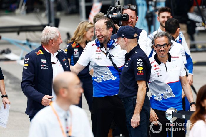 Helmut Marko, Asesor, Red Bull Racing, Adrian Newey, Director de Tecnología, Red Bull Racing, son felicitados en la ceremonia del podio.