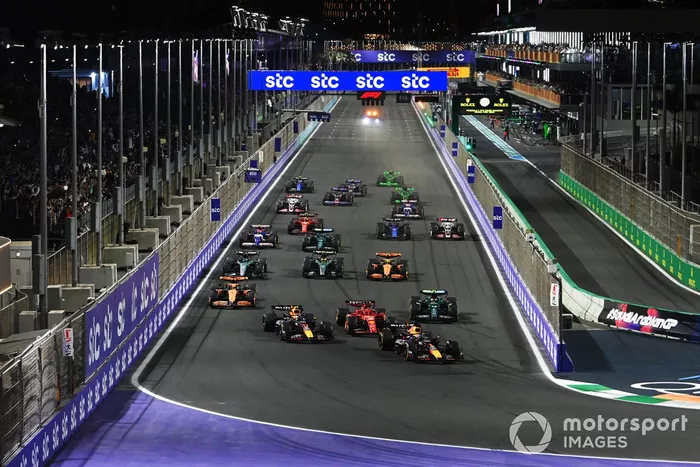 Max Verstappen, Red Bull Racing RB20, Charles Leclerc, Ferrari SF-24, Sergio Pérez, Red Bull Racing RB20, Fernando Alonso, Aston Martin AMR24, Oscar Piastri, McLaren MCL38, el resto de la parrilla en la salida.