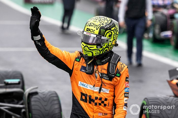 El hombre de la pole Lando Norris, McLaren F1 Team, llega al Parc Ferme