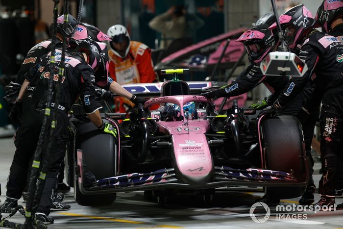 Pierre Gasly, Alpine A524, hace una parada en boxes