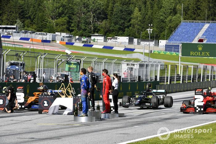 Podio: ganador de la carrera Valtteri Bottas, Mercedes-AMG Petronas F1, el segundo lugar Charles Leclerc, Ferrari, el tercer lugar Lando Norris, McLaren celebran