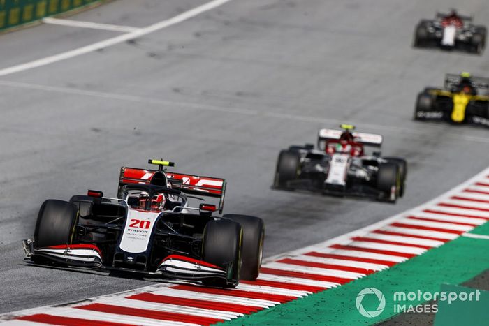 Kevin Magnussen, Haas VF-20, Antonio Giovinazzi, Alfa Romeo Racing C39 