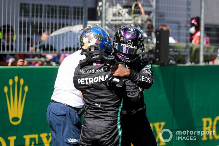 Lewis Hamilton, Mercedes-AMG Petronas F1, felicita a Valtteri Bottas, Mercedes-AMG Petronas F1, después de calificar
