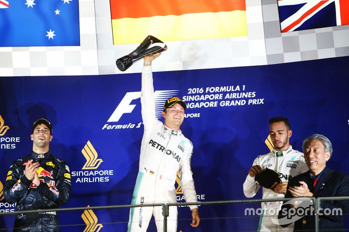 A F1 esteve em Cingapura e Nico Rosberg foi o grande vencedor, seguido de Daniel Ricciardo e Lewis Hamilton. O alemão reassumiu a ponta do campeonato.