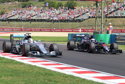 Lewis Hamilton, Mercedes AMG F1 W07 Hybrid, Jenson Button, McLaren-Honda MP4-31