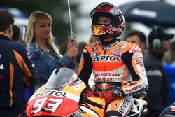 Marc Márquez, Repsol Honda Team con una hermosa chica de la parrilla