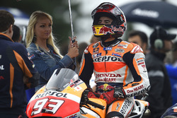 Marc Márquez, Repsol Honda Team con una hermosa chica de la parrilla