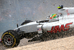 Esteban Gutierrez, Haas F1 Team VF-16 corre hacia afuera