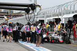 Romain Grosjean, Haas F1 Team VF-16 e Rio Haryanto, Manor Racing MRT05 incidente in pit lane nelle Libere 3