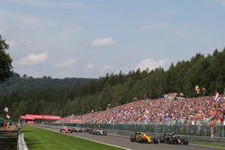 Jenson Button, McLaren MP4-31 en Kevin Magnussen, Renault Sport F1 Team RS16 bij de start van de race