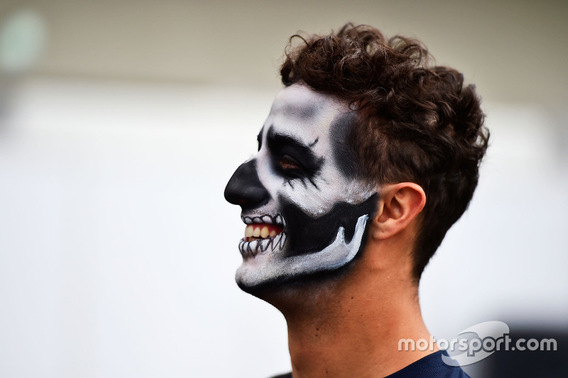 Daniel Ricciardo, Red Bull Racing llega al circuito pintado como catrín del Dia de Muertos