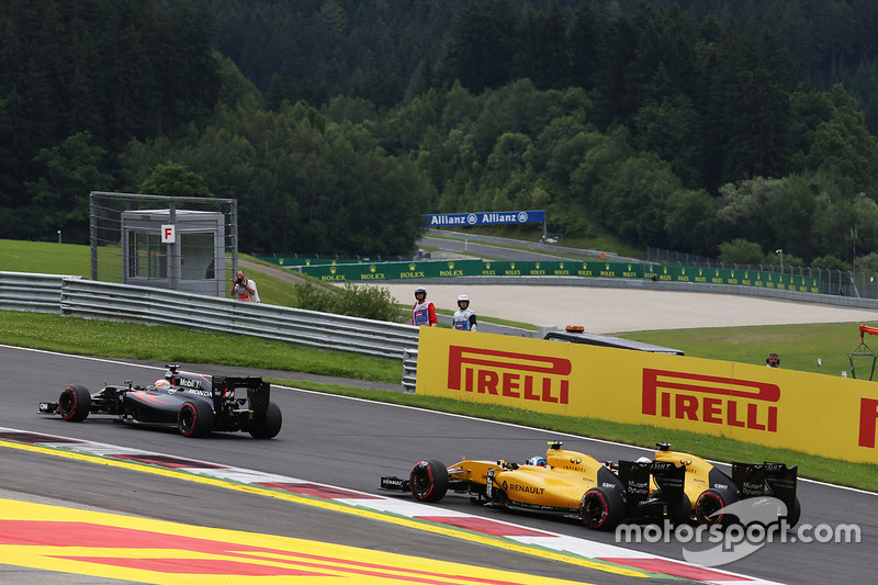 Kevin Magnussen, Renault Sport F1 Team RS16 e il compagno di squadra Jolyon Palmer, Renault Sport F1 Team RS16