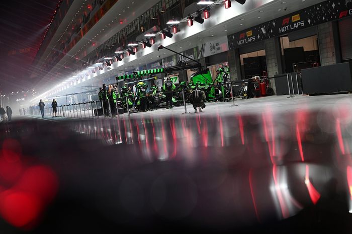 The Stake F1 Team Kick Sauber team practice pitstops