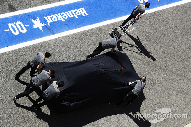 Mechanics push the car of Fernando Alonso, McLaren MCL32