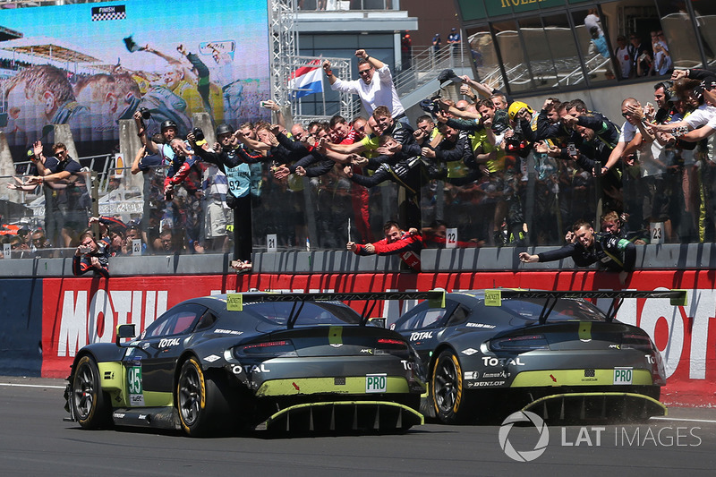 Bandera a cuadros #95 Aston Martin Racing Aston Martin Vantage: Nicki Thiim, Marco Sorensen, Richie Stanaway and #97 Aston Martin Racing Aston Martin Vantage: Darren Turner, Jonny Adam, Daniel Serra