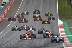 Валттери Боттас, Mercedes AMG F1 W08, Себастьян Феттель и Кими Райкконен, Ferrari SF70H